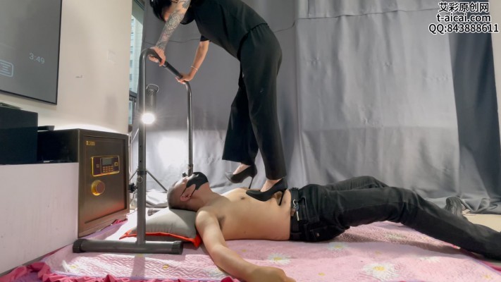 坏坏的女孩坏坏的高跟踩体重很轻 但非常疼 YC-240805-6 艾彩调教库 第5张