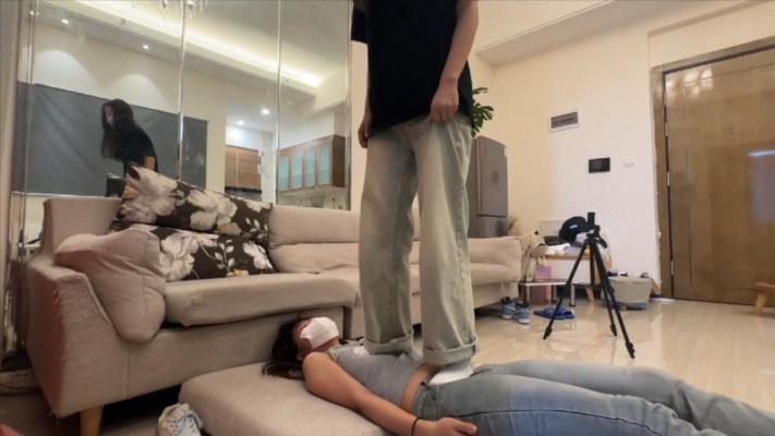 【208少女宿舍】女m系列：素人脏鞋脏袜全体重踩踏女m YC-240809-3 艾彩调教库 第7张