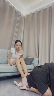 【素人挖掘机】骑马转胯/踩踏人肉地毯/深喉 bf43323 艾彩调教库 第3张