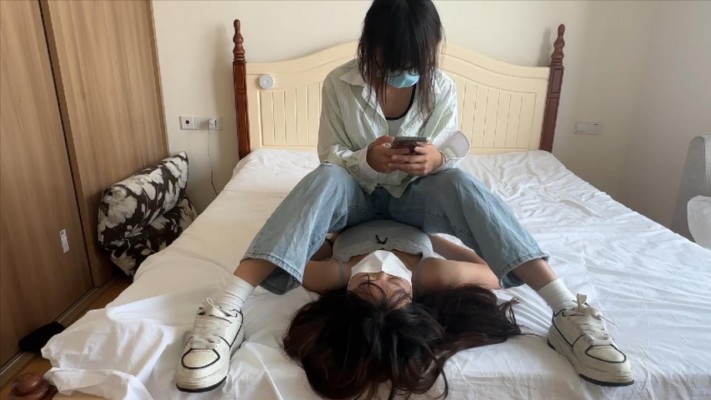 【208宿舍】 女m系列：被素人无意识坐肚子 YC-240802-3 艾彩调教库 第5张
