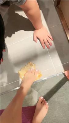 【愿老师】脚踩面包喂食/骑狗背 JS240806-16 艾彩调教库 第5张