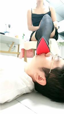 【栀子女王】近距离-黑丝高跟蹂躏狗脸 JS240810-12 艾彩调教库 第3张