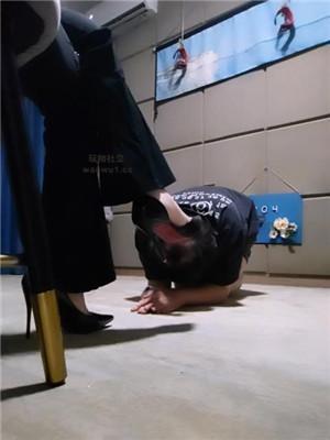 【魔鬼天使】跪舔高跟玉足/掐乳踩狗头 bf43643 艾彩调教库 第5张