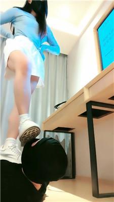 【妮蔻】小白鞋踩踏舔鞋底/白袜脚深喉插嘴闻吸/腿绞 bf43527 艾彩调教库 第5张
