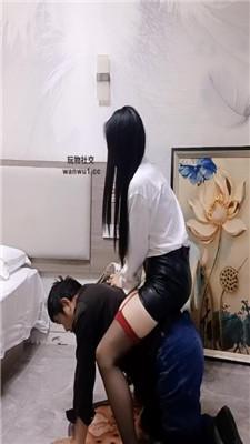 【到处S】双S-黑丝高跟诱惑-骑马鞭打踩踏/滴蜡【双视角版】 JS240811-3 艾彩调教库 第3张