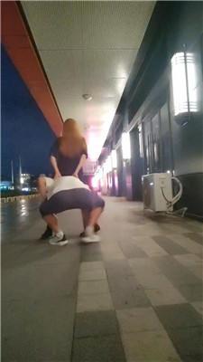 【依依东望】深夜户外走廊遛狗 bf43411 艾彩调教库 第5张