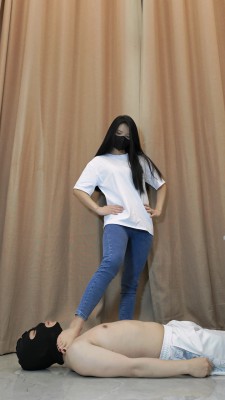 江门职院20岁学生T-shirt紧身牛仔裤网红爱马仕凉拖碾踩奴隶脖子 YC-240806-5-HD绳艺资源网