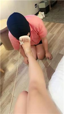 【腓腓】跪舔脏拖鞋/踩踏地毯奴 JS240805-4 艾彩调教库 第3张