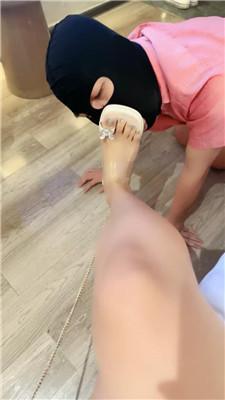 【腓腓】跪舔脏拖鞋/踩踏地毯奴 JS240805-4 艾彩调教库 第2张