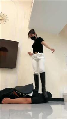 【辣姐】策马奔腾狠抽/累了奖励口水酸奶-舔靴底/踩踏 bf43999 网友原创 第17张