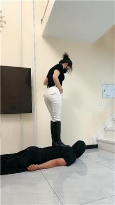 【辣姐】策马奔腾狠抽/累了奖励口水酸奶-舔靴底/踩踏 bf43999 网友原创 第19张