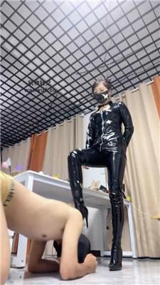 【喵主】转胯狗爬/鞭打/虐乳/踩踏喂食 bf43978-HD绳艺资源网