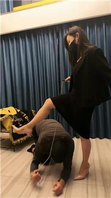 【辣姐】驯化人形犬-吃狗粮/啃臭脚/鞭打耳光转胯 JS241026-9 网友原创 第12张