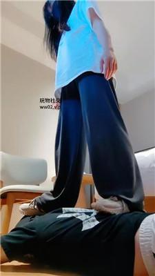 【妮蔻】脏运动鞋全体重踩踏/骑马闻舔白袜/品尝内裤 bf46592 网友原创 第7张