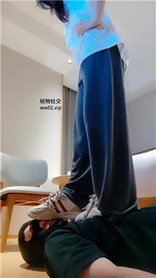 【妮蔻】脏运动鞋全体重踩踏/骑马闻舔白袜/品尝内裤 bf46592 网友原创 第8张