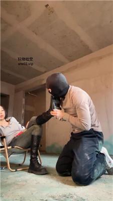 【缈缈】户外荒地-清理脏长靴/踢踹/脚下喂食 bf47102 网友原创 第10张