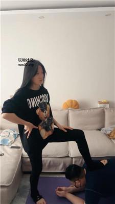 【埋汰】运动后玉足踩虐教练奴 bf47092-HD绳艺资源网