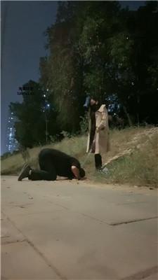 【桃子老师】户外-狗链遛狗犬化/长靴黑丝踩/脚下喂食 bf47023 网友原创 第3张