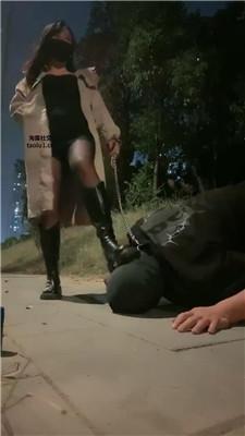 【桃子老师】户外-狗链遛狗犬化/长靴黑丝踩/脚下喂食 bf47023 网友原创 第15张