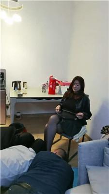 【兰州苏苏】舔大盆圣水/舔脏鞋黑丝/强迫鞭打/踩踏踢裆【双视角】bf47214 网友原创 第13张