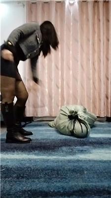 【婉婷殿下】把狗装进麻袋暴力虐打踢踹【双视角版】JS241118-53 网友原创 第10张