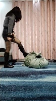 【婉婷殿下】把狗装进麻袋暴力虐打踢踹【双视角版】JS241118-53 网友原创 第9张