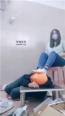 【奇了怪了】跪舔多双脏运动鞋/白袜气味辱 JS241124-9 网友原创 第16张