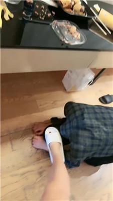 【甜柚】玉足狂舔/脚下碾压踩喂食/圣水盛宴 bf47345 网友原创 第14张