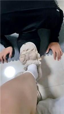 【小羊咩咩】毛拖鞋白袜踩虐/白袜脚捂脸窒息 JS241123-11 网友原创 第4张