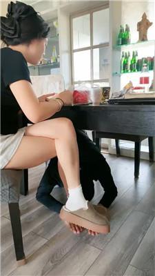 【Esse殿下】桌底视角-脏鞋白袜踩踏喂食 bf47310-HD绳艺资源网