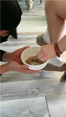 【Esse殿下】桌底视角-脏鞋白袜踩踏喂食 bf47310 网友原创 第19张