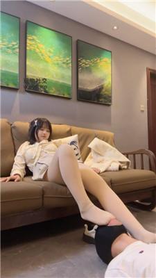 【狗哥】女友约会回家-舔脏鞋耳光/踩踏闻臭鞋 bf47420 网友原创 第15张