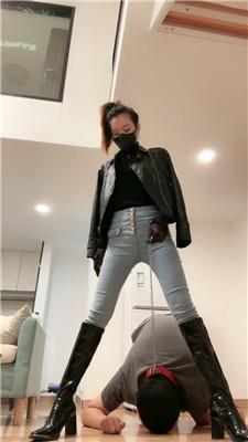 【多多】皮衣女神S-转胯骑马/长靴踩/夹子虐乳/白袜脚窒息深喉 bf47484 网友原创 第4张