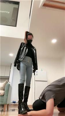 【多多】皮衣女神S-转胯骑马/长靴踩/夹子虐乳/白袜脚窒息深喉 bf47484-HD绳艺资源网