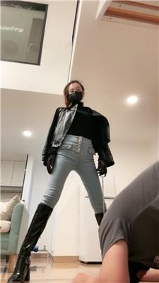【多多】皮衣女神S-转胯骑马/长靴踩/夹子虐乳/白袜脚窒息深喉 bf47484 网友原创 第6张