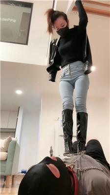 【多多】皮衣女神S-转胯骑马/长靴踩/夹子虐乳/白袜脚窒息深喉 bf47484 网友原创 第13张