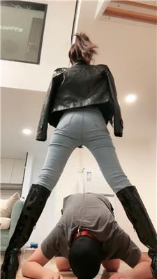 【多多】皮衣女神S-转胯骑马/长靴踩/夹子虐乳/白袜脚窒息深喉 bf47484 网友原创 第7张