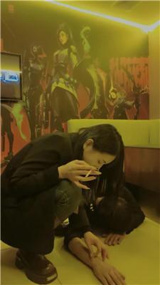 【乔伊】KTV-皮靴踩狗-碾压狗爪/滴蜡/吃烟灰强制闻白袜【双视角】bf47486 网友原创 第15张