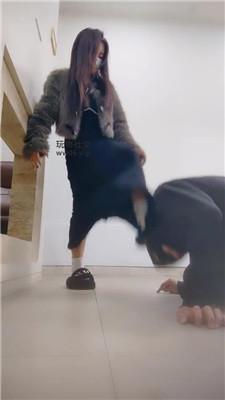 【女生也能很暴力】连环耳光狂抽/重度踢踹踩踏/舔闻毛拖鞋 JS241201-8 网友原创 第5张