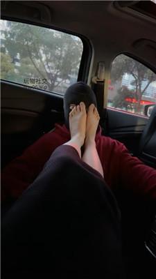 【素人挖掘机】贱狗又开始诱骗女孩在车里把自己美脚献给他 JS241129-7 网友原创 第7张