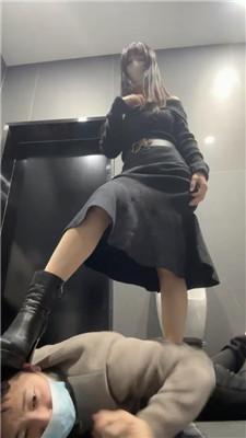 【茉狸】餐厅公共厕所羞辱厕奴 bf50085 艾彩调教库 第8张