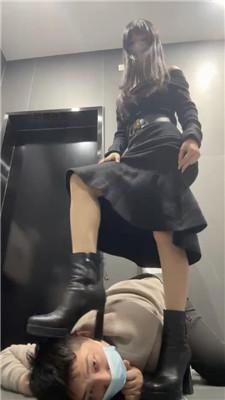 【茉狸】餐厅公共厕所羞辱厕奴 bf50085 艾彩调教库 第7张