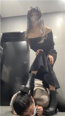 【茉狸】餐厅公共厕所羞辱厕奴 bf50085 艾彩调教库 第6张