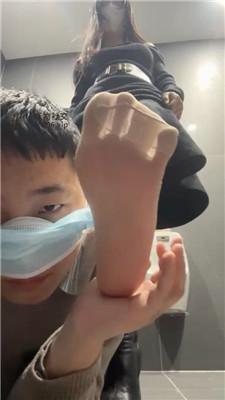 【茉狸】餐厅公共厕所羞辱厕奴 bf50085 艾彩调教库 第17张