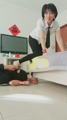 【你的女王驾到】狗舌清理脏鞋底-裸足狂舔 bf50041-HD绳艺资源网