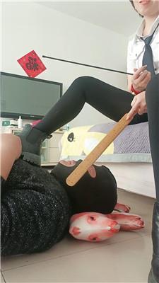 【你的女王驾到】狗舌清理脏鞋底-裸足狂舔 bf50041 网友原创 第10张