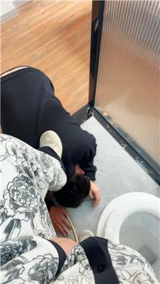 【橘子没熟】小白鞋踩虐/头压马桶舔圣水 JS250226-34 艾彩调教库 第2张