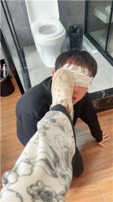 【橘子没熟】小白鞋踩虐/头压马桶舔圣水 JS250226-34 艾彩调教库 第7张