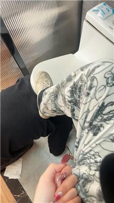 【橘子没熟】小白鞋踩虐/头压马桶舔圣水 JS250226-34 艾彩调教库 第13张