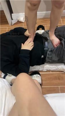 【小凤梨】姐妹花玩虐废物绿帽【双视角版】 JS250219-33 艾彩调教库 第7张